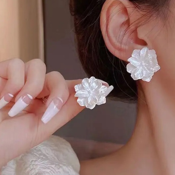 Jewelry - Beautiful White Flowers Earrings